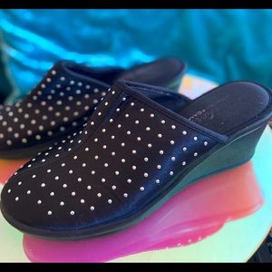 SKECHERS SOFT STUDDED CLOGS